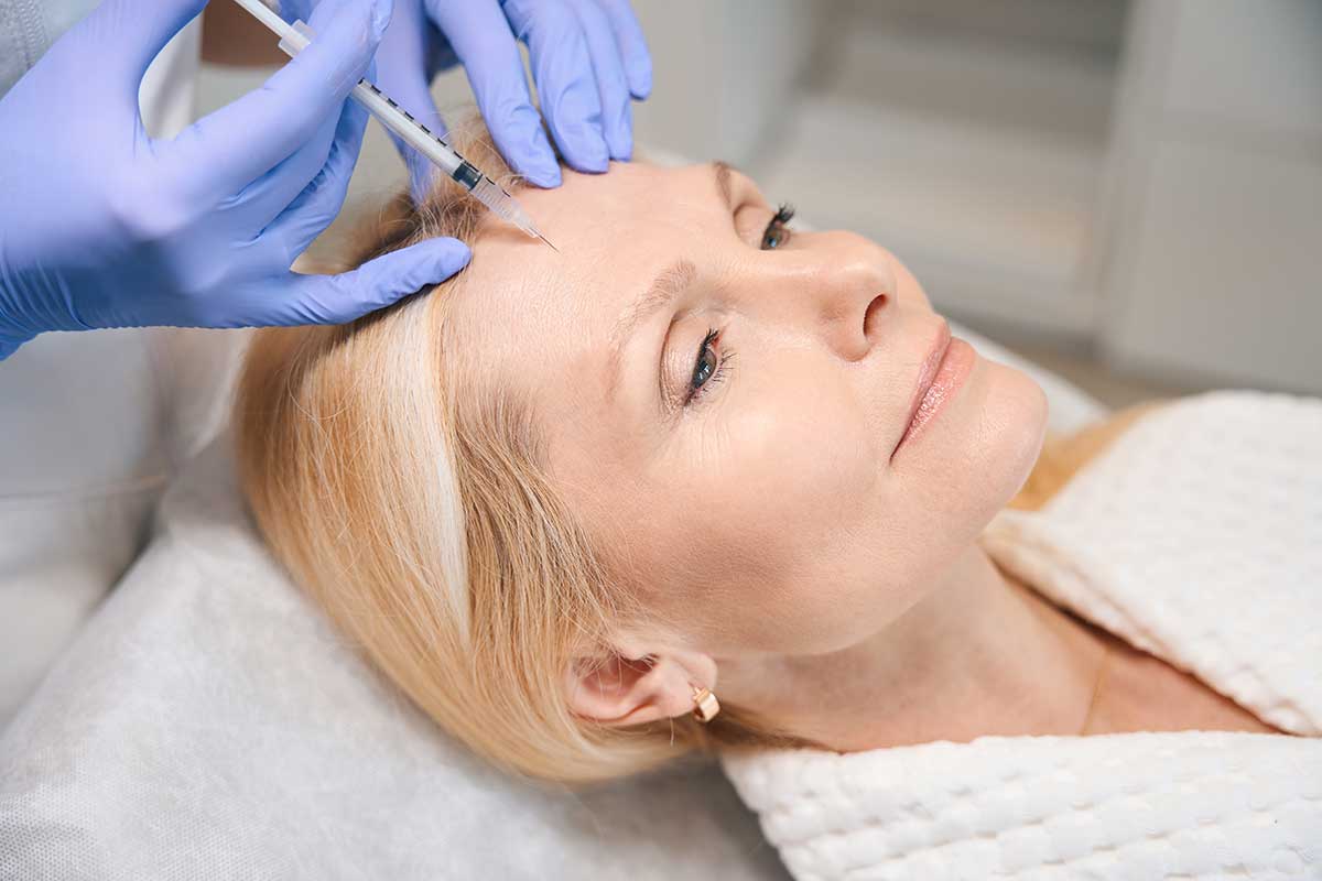 close-up-of-adult-lady-getting-antiwrinkle-injectiion-botox-bellaziel-berlin-mvz